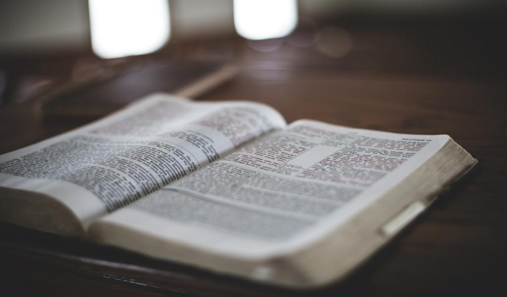 Как проповедник может помочь церкви быть зависимой от Божьего Слова, а не от его личности?